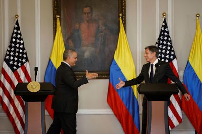 Iván Duque y Antony Blinken se saludan durante una declaración conjunta desde la Casa de Nariño, en Bogotá.
