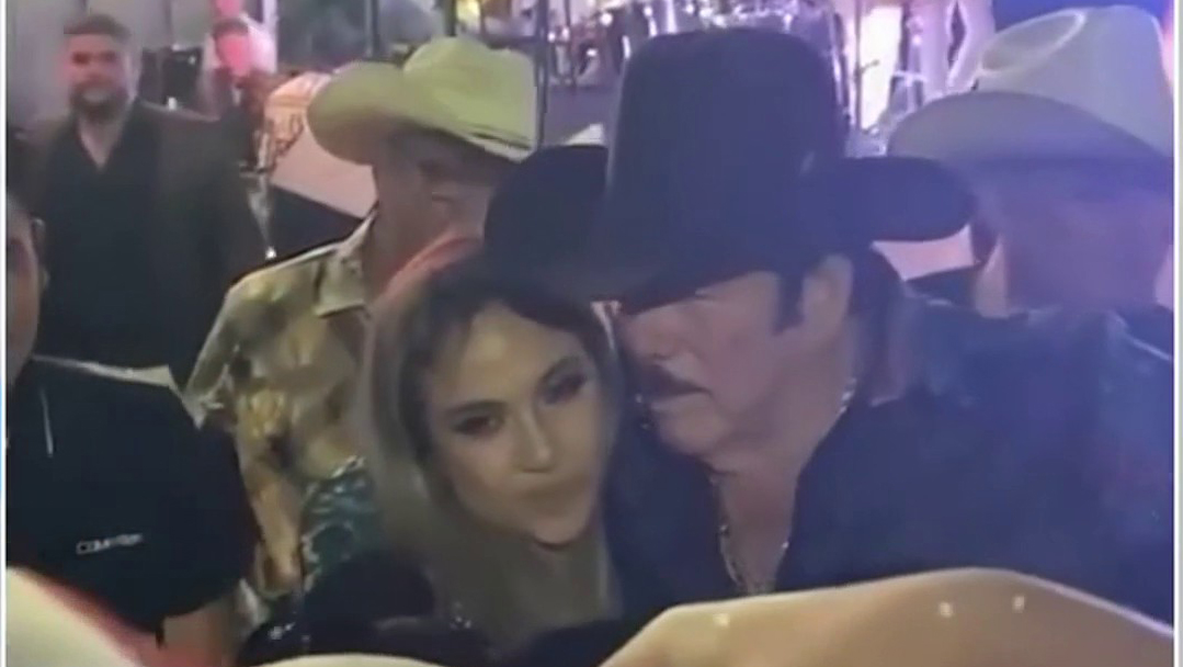 Captan en video al cantante Lalo Mora tocándole el seno a una fanática que quería una foto