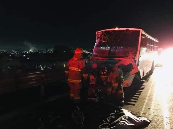 Choca Autobús de pasajeros, hay heridos, en autopista México- Querétaro, sobre San Juan del Río