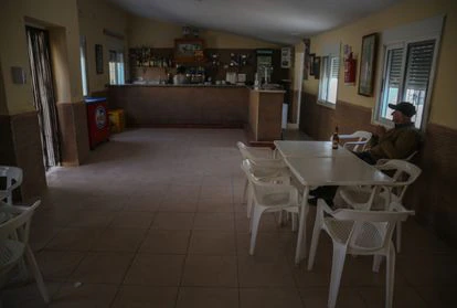 José Murcia, de 79 años, toma un tercio en El Ventorro, el único bar de Balsa de Ves.