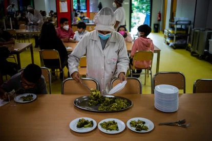 Servicio de comedor en el colegio público Maia, en Ames (A Coruña). 