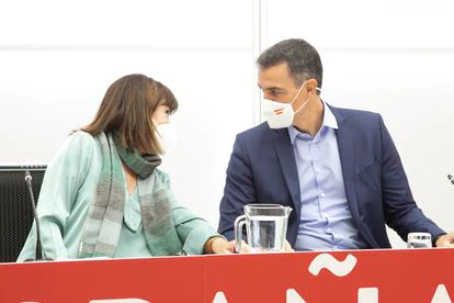 La presidenta del Partido Socialista, Cristina Narbona (izquierda), junto al presidente del Gobierno, Pedro Sánchez, en una ejecutiva federal.