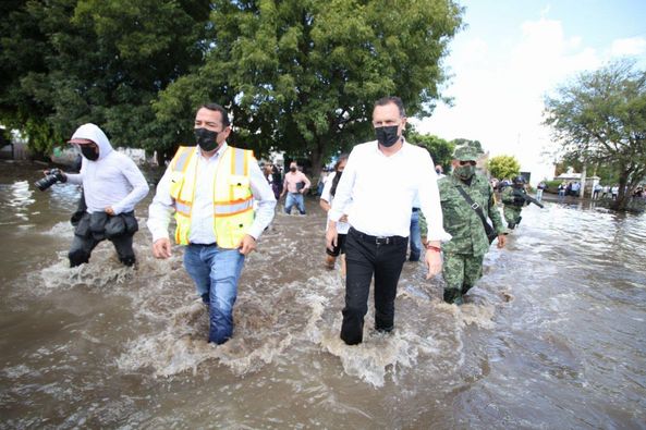 Crónica:“Vale la pena mojarse los pies de agua sucia: ”Kuri un gobernador cercano a la gente en desgracia