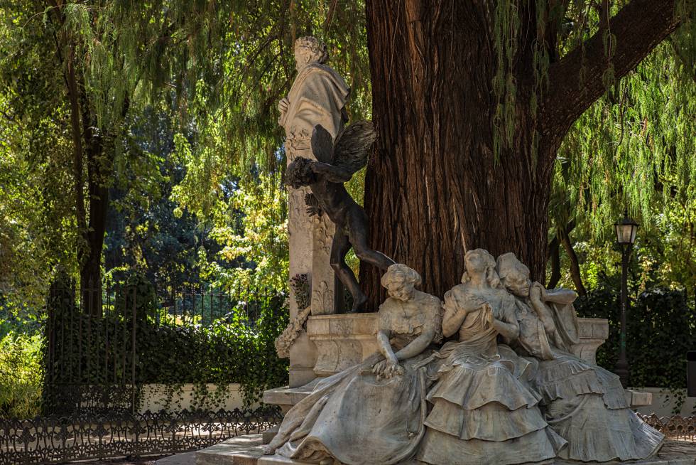 El busto del poeta preside la glorieta de Bécquer, en el parque sevillano de María Luisa.