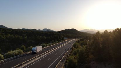 Un camión cruza la A-7 a su paso por Murcia.