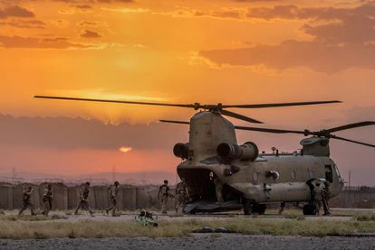 Soldados estadounidenses abordan un helicóptero en el norte de Siria, en mayo de 2021.