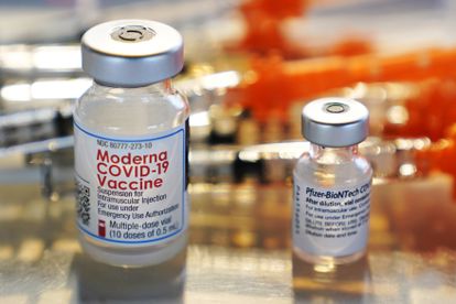 Dosis de Moderna y Pfizer de la vacuna contra el coronavirus en una clínica.