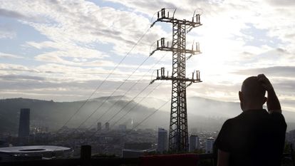 Cableado de la red eléctrica sobre la ciudad de Bilbao.