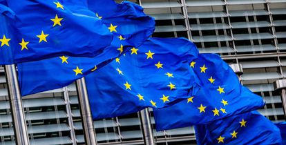 Banderas de la Unión Europea, a las puertas de la sede de la Comisión Europea en Bruselas (Bélgica).