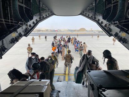Ciudadanos afganos suben a un avión A400M del Ejército del Aire español durante la evacuación desde el aeropuerto de Kabul, en agosto pasado.