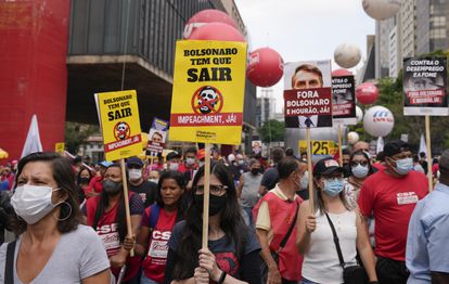 Manifestantes piden que Bolsonaro sea procesado por su manejo de la pandemia durante una protesta en Sao Paulo el 2 de octubre.