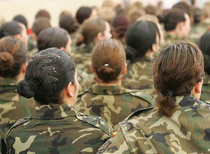Mujeres militares reunidas en la base del Ejército de Tierra de El Goloso (Madrid).