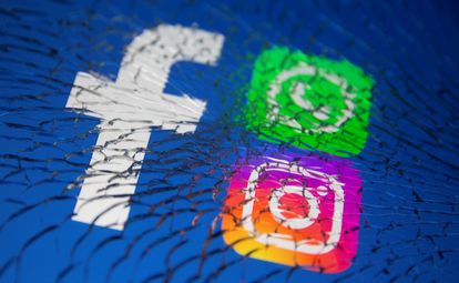 Los logos de Facebook, Whatsapp y Instagram en una pantalla rota.