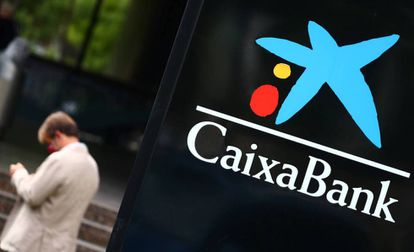 El logo de CaixaBank, en una oficina de la entidad en Madrid.
