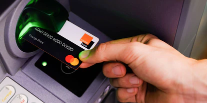 Orange Bank ofrece una tarjeta de débito gratuita 100% móvil en su 'app' Bank, Digital First, disponible en la aplicación en el momento mismo en que el cliente se da de alta.