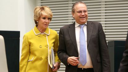 El exportavoz socialista en el Ayuntamiento de Madrid, Antonio Miguel Carmona, junto a Esperanza Aguirre, expresidenta popular de la Comunidad de Madrid.