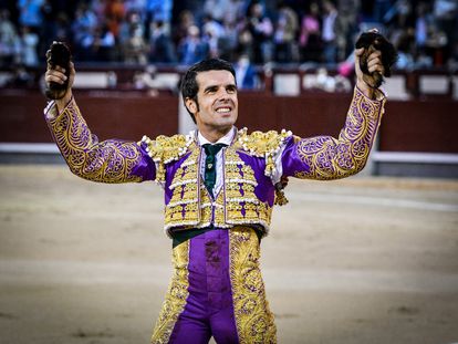 Emilio de Justo, con las dos orejas del quinto toro de la corrida del 2 de octubre en Las Ventas.