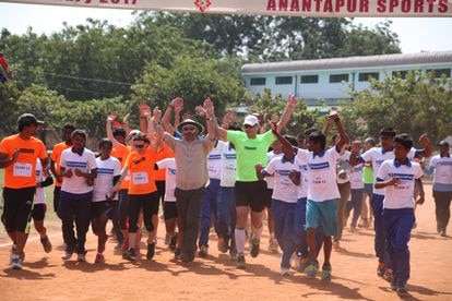 Moncho Ferrer participa en la carrera 'Anantapur Ultramaraton' que la fundación VF organiza todos los años en la India.