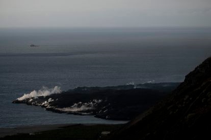 La Palma/03-10-2021: Colada de lava llegando al mar.FOTO: PACO PUENTES/EL PAIS