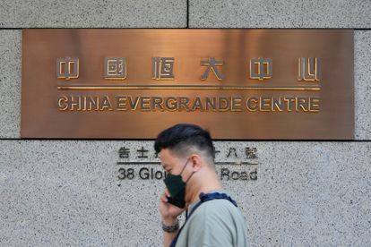 Un hombre pasa frente a la sede de Evergrande en Hong Kong este lunes