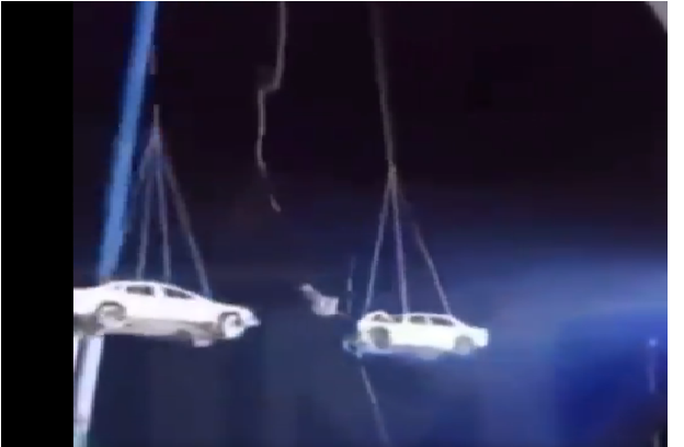 FUERTE VIDEO: Ilusionista es aplastado en las  alturas por dos coches envueltos en una bola de fuego, truco falló