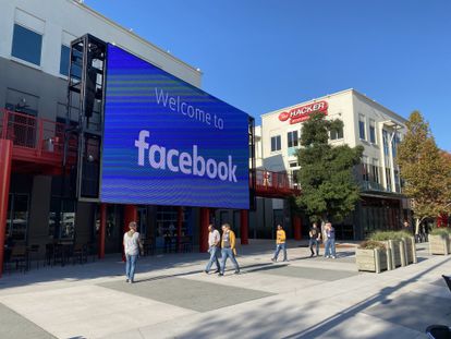 Empleados de Facebook caminan en las instalaciones de la compañía en Menlo Park, en noviembre de 2019.