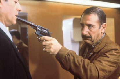 Alfredo Landa en una escena de 'El Crack II', película de 1983.
