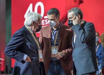 Pedro Sánchez conversa con Felipe González y José Luis Rodríguez Zapatero, este sábado en el Congreso del PSOE en Valencia. 