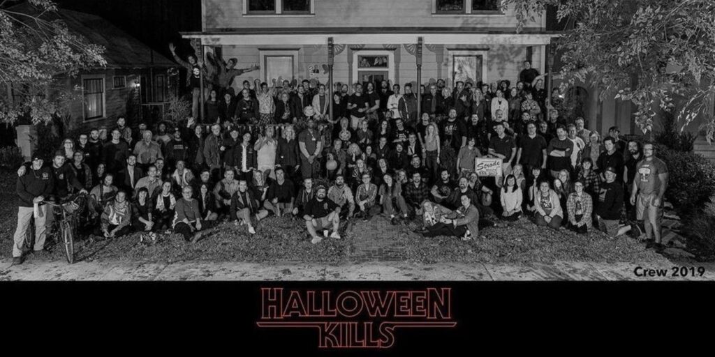 Halloween mata al elenco y al equipo completo en la foto fuera de la casa de Michael Myers