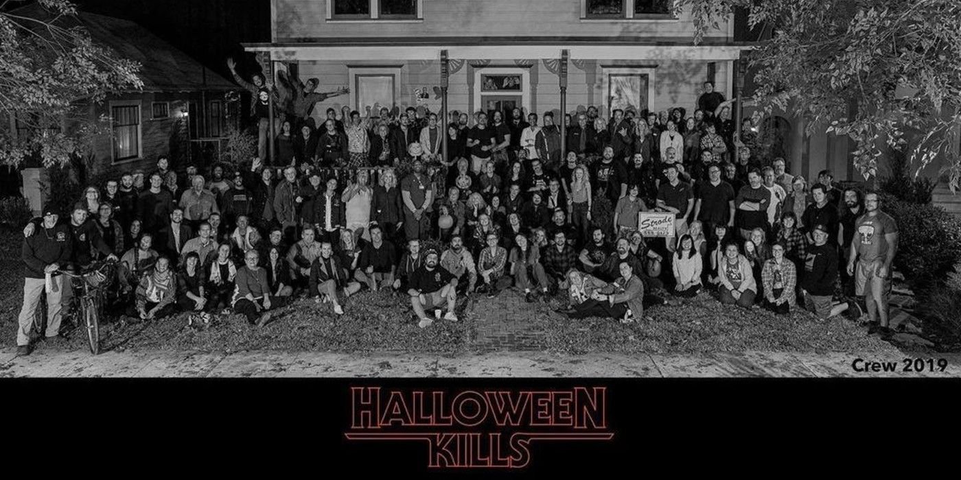 Halloween mata al elenco y al equipo completo en la foto fuera de la casa de Michael Myers
