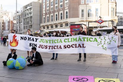 Activistas en una manifestación contra el cambio climático, en octubre en Madrid.