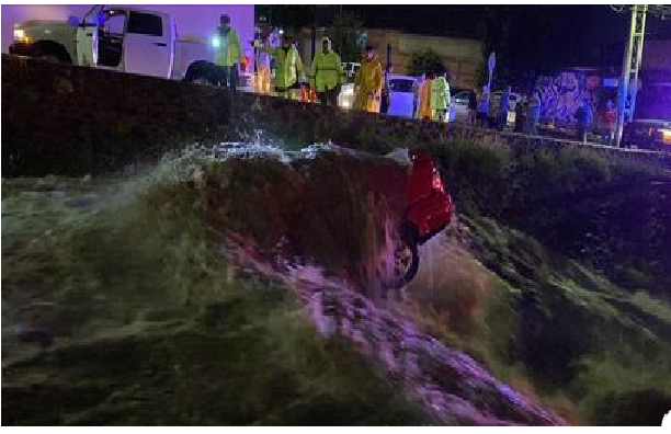 Hay un desaparecido por  lluvias en Querétaro, su auto cayó a dren de Candiles, se lo llevó la corriente