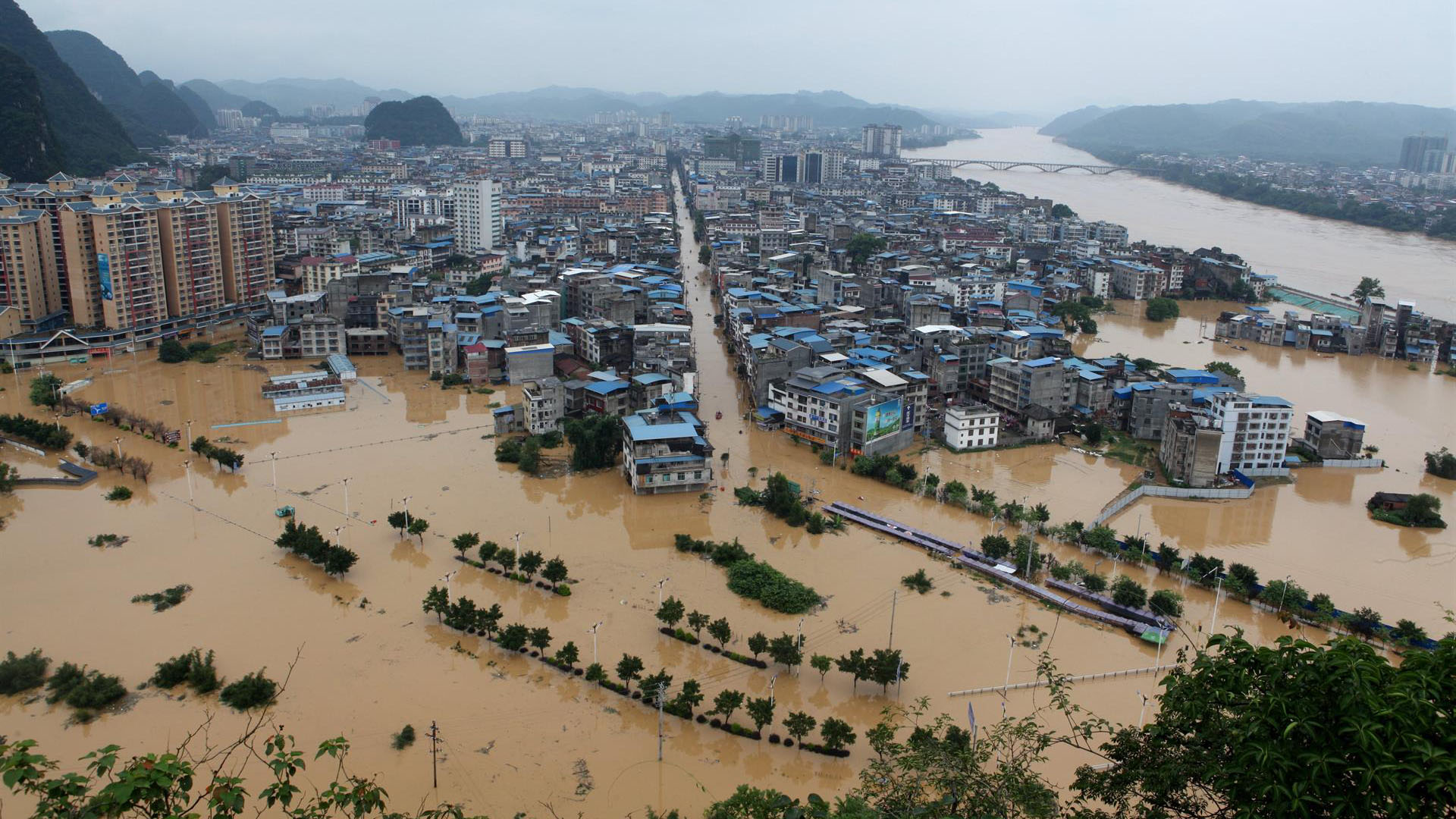 Inundaciones dejan decenas de muertos en el centro de China