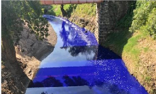 Inusual; Río se tiñe de color azul rey; piden a los pobladores no entrar al agua, en Hidalgo