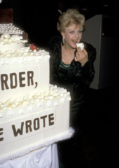 Angela Lansbury celebró el episodio número 100 de 'Se ha escrito un crimen' en un hotel de Los Ángeles con un elemento tan propio de este género como las lupas o las pistolas: una tarta.