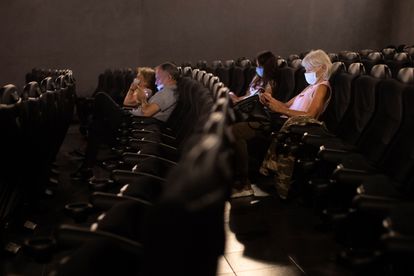 Espectadores en una sala del cine Renoir Floridablanca, este verano en Barcelona.
