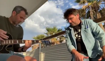Jordi Évole interpreta acompañado de un guitarrista el tema 'Grita' de Pau Donés en un vídeo publicado en redes sociales en junio de 2021.