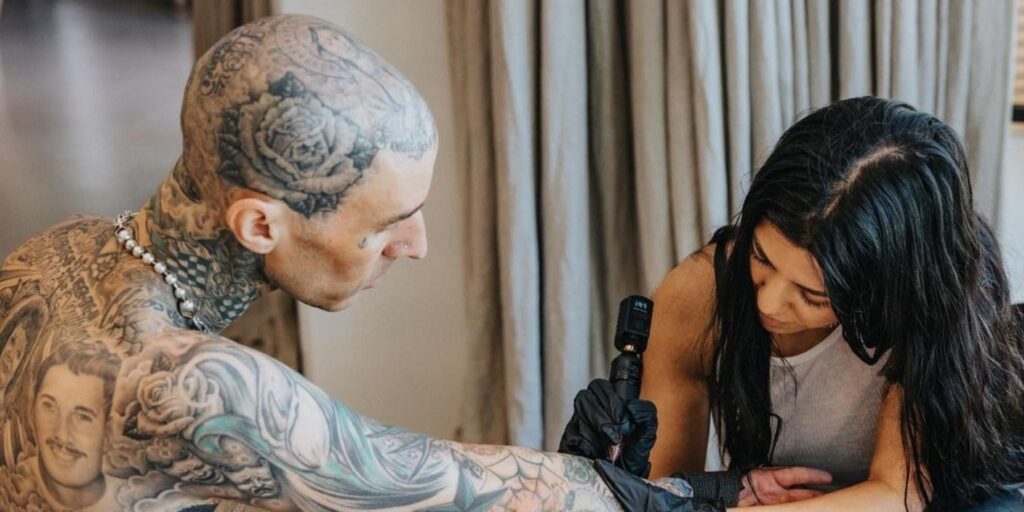 KUWTK: Travis Barker se tatúa los labios de Kourtney Kardashian en su brazo