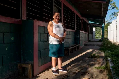Nieves Isabel Mejía, de 54 años, frente al colegio de sus nietos, afectado por los huracanes Eta y Iota.
