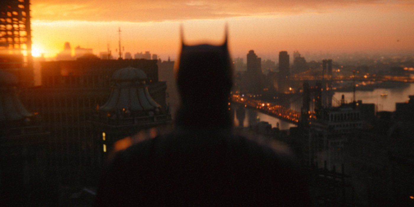La imagen del tráiler de Batman muestra a Pattinson mirando por encima de la ciudad de Gotham