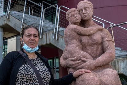 Fatima, madre de Soucrak, superviviente, frente al hospital de Las Palmas, en Gran Canaria.