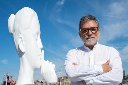 Jaume Plensa fotografiado el 14 de octubre junto a su última obra en New Jersey, Nueva York.