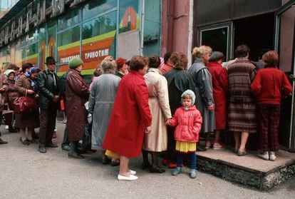 Ciudadanos soviéticos hacían cola para entrar en una tienda de Siberia en 1991.