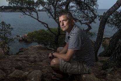 Santiago Roncagliolo, escritor y dramaturgo, en la Costa Brava (Girona) en 2020. Foto de Toni Ferragut. 