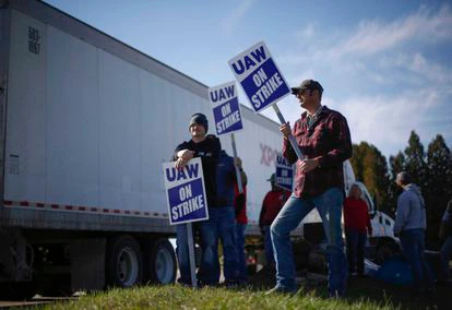 Representantes sindicales ante una planta de John Deere en Ridgeway (Iowa), este viernes.