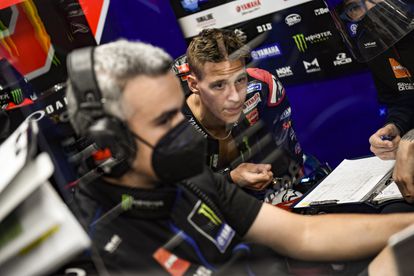 Fabio Quartararo, con sus mecánicos en el box de Yamaha, durante los entrenamientos del GP de la Emilia Romagna.