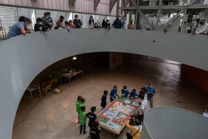 El público observa el desarrollo de la competición en el torneo de robótica del Embarcadero, en Cáceres.
