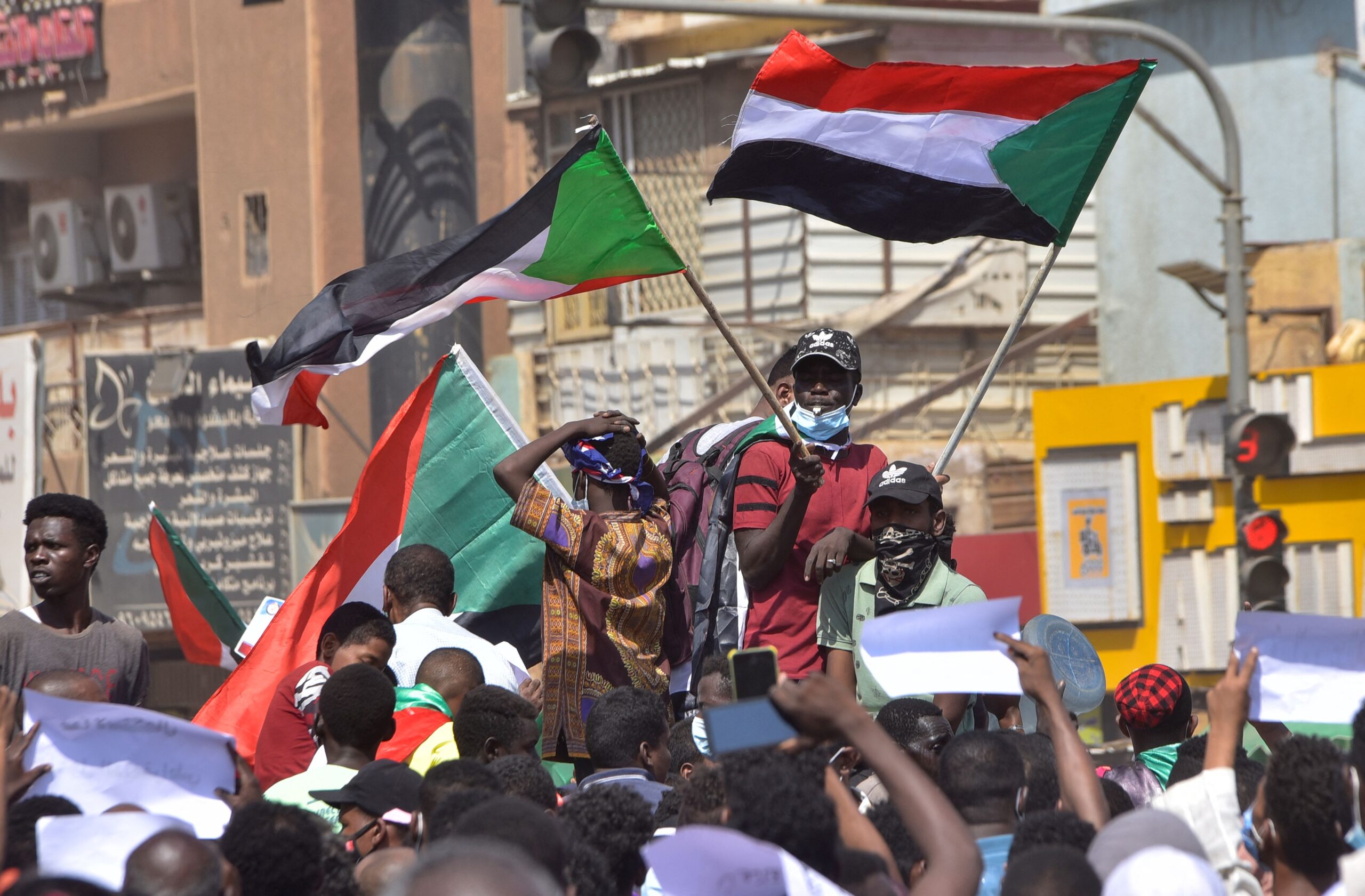 La transición en Sudán, en la cuerda floja ante la amenaza de los militares
