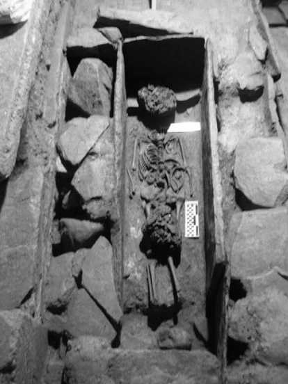 Esqueletos de dos niños menores de siete años en la Capela do Pilar o Real de la catedral de Lugo.