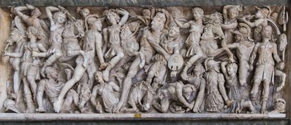 Escena de lucha entre griegos y amazonas con Aquiles y Pentesilea en el centro, en un sarcófago romano.
